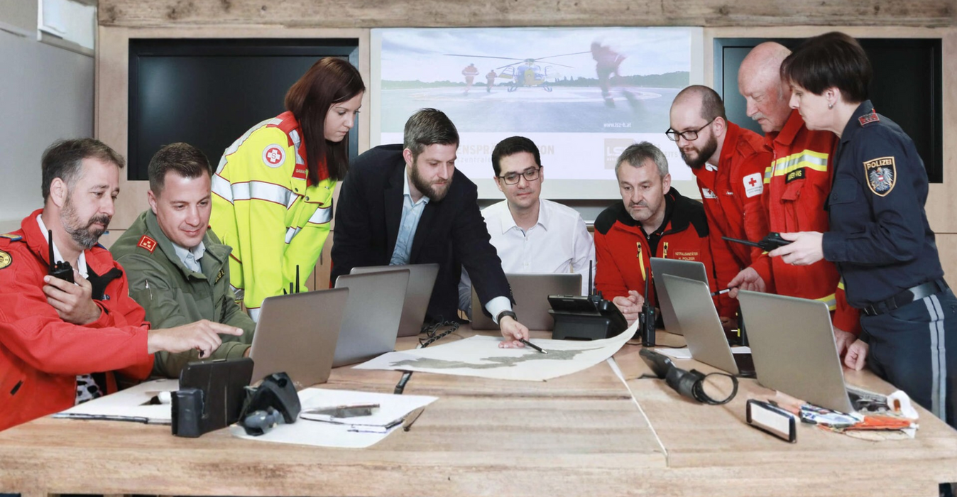 Gruppenfoto bei Einsatzbesprechung im Büro