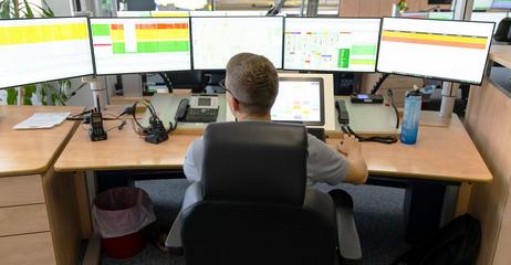 Mitarbeiter der Flugrettung in der Leitstelle