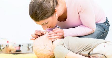 Frau bei einer Beatmungsübung