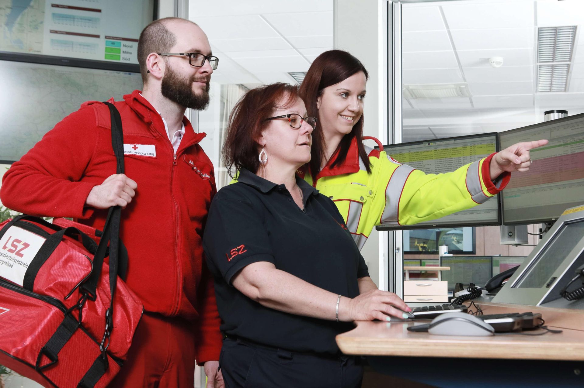 Mitarbeiter:innen der LSZ beim Besprechen von Einsätzen