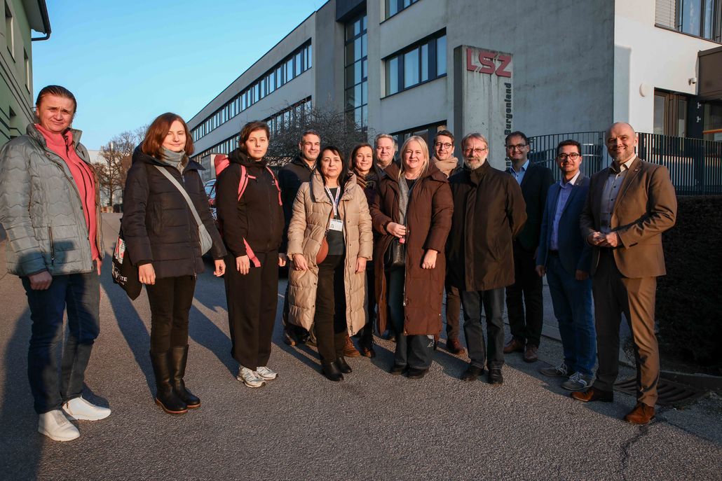 Teamfoto beim Besuch des Roten Kreuz Ukraine
