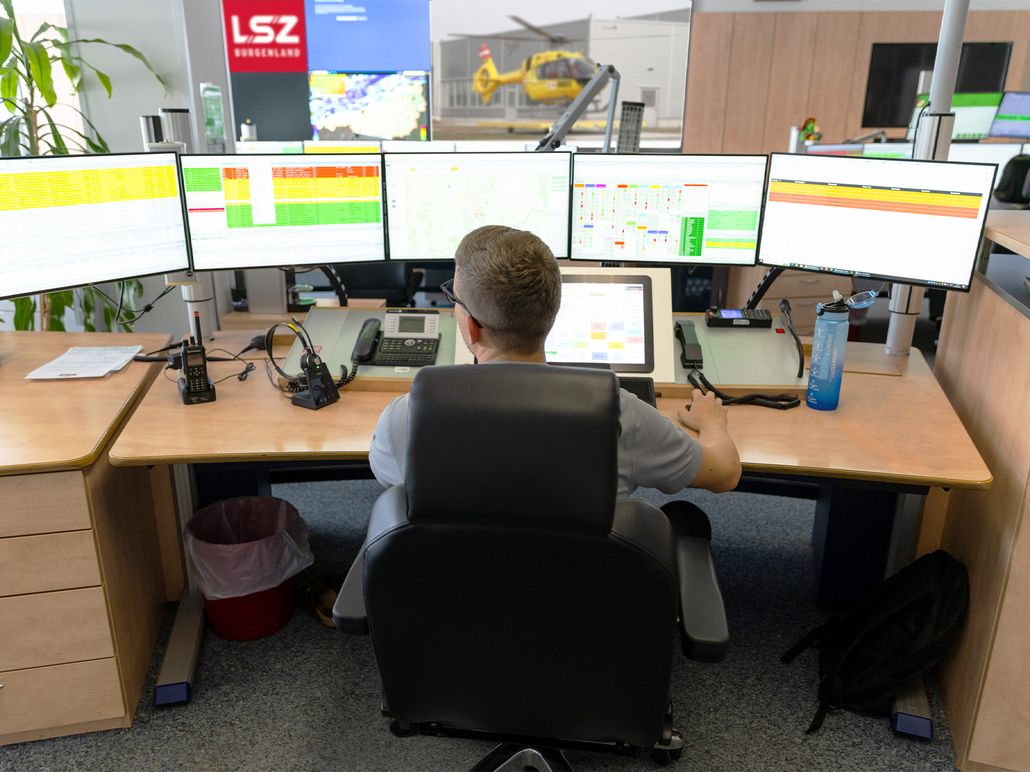 Mitarbeiter der Flugrettung in der Leitstelle