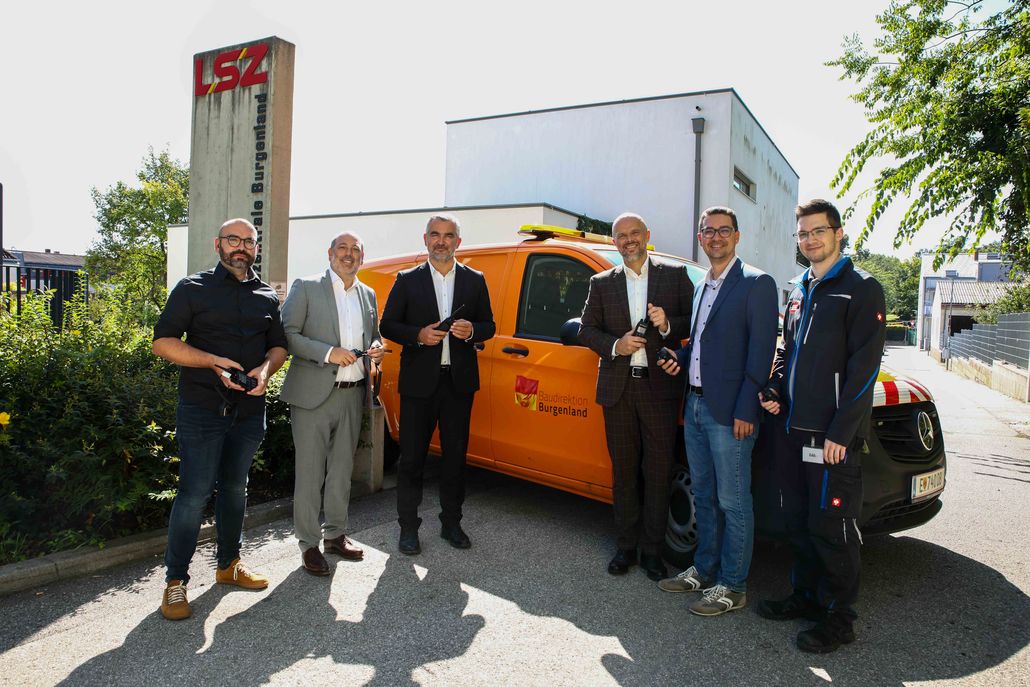 Treffen mit der Baudirektion und Überreichung von Funkgeräten