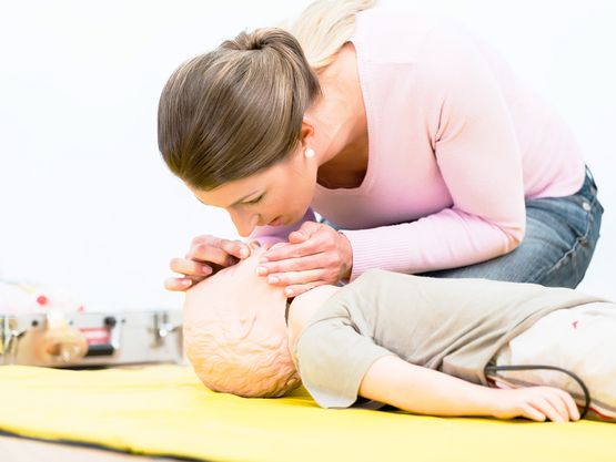 Frau bei einer Beatmungsübung