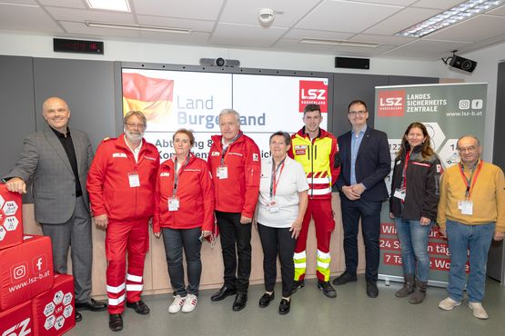 Gruppenfoto von Mitarbeiter:innen des Roten Kreuzes und der LSZ